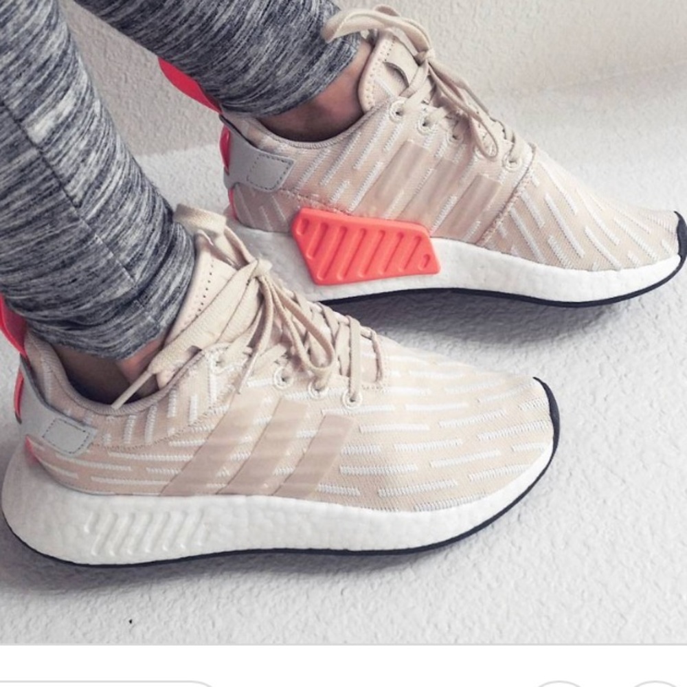 Adidas NMD R2 • primeknit